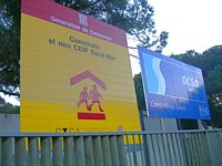 Carteles de la Generalitat de Catalunya y de la empresa constructora anunciando la construcci&oacute;n de la nueva escuela p&uacute;blica de Gav&agrave; Mar